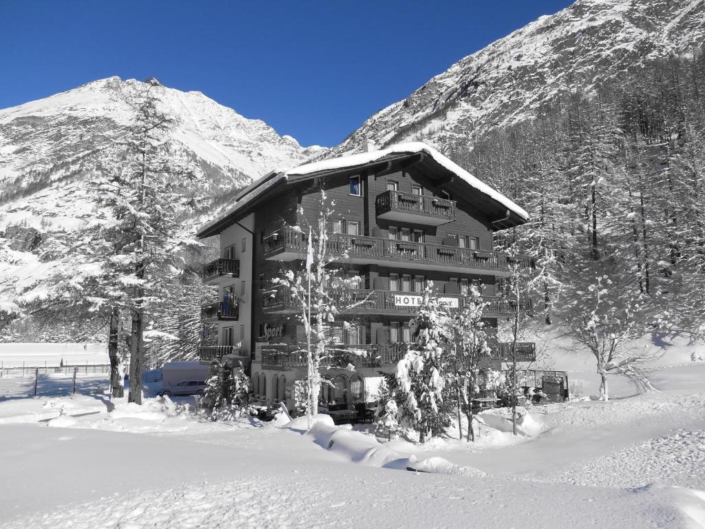 Ski-In/Ski-Out Hotel Sport room 3
