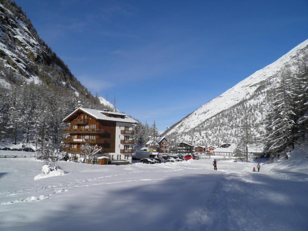 Ski-In/Ski-Out Hotel Sport room 6